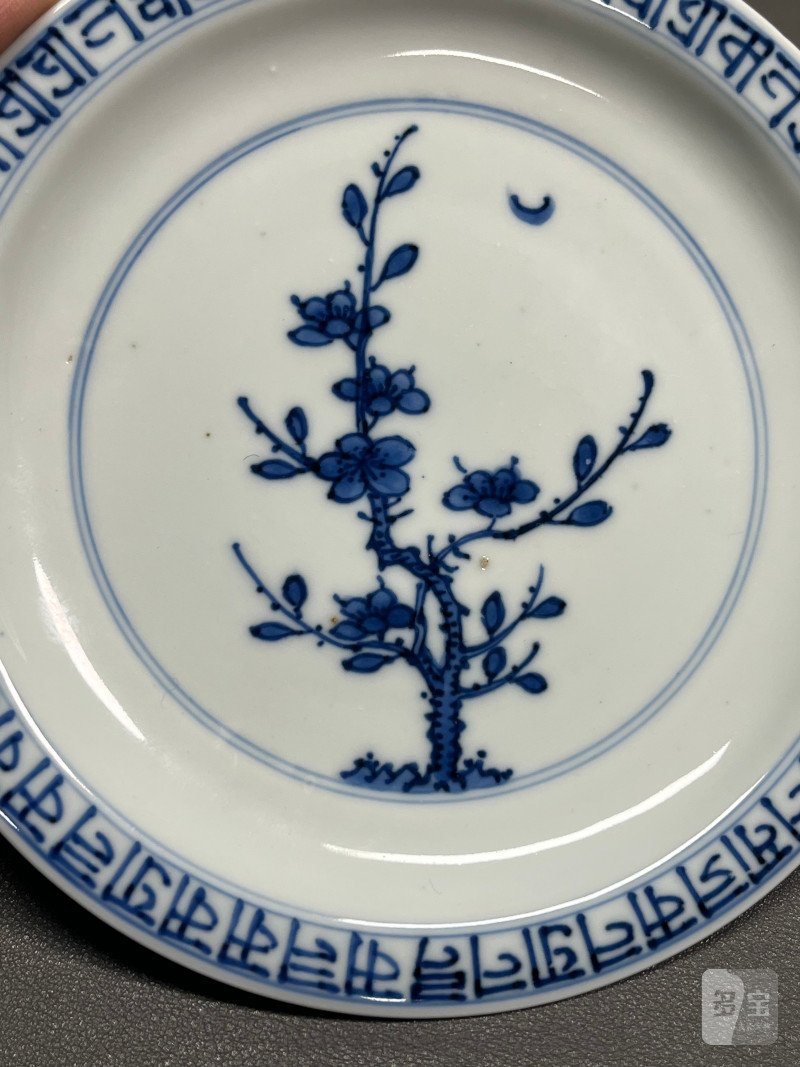 清康熙 青花内藏文月影梅纹外缠枝莲纹折沿盘一对（附
清代原装老盒） - 图16